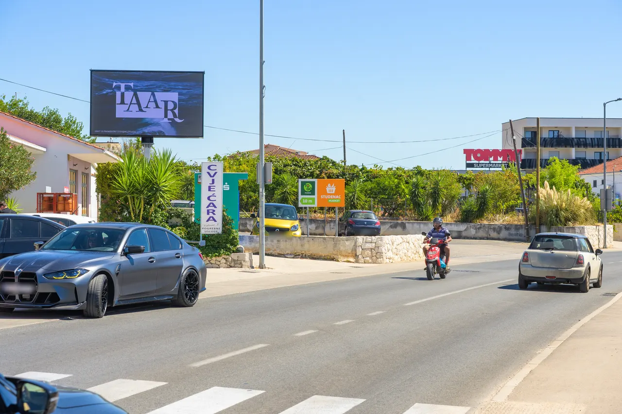 LED ekran TAAR s TAAR-ovim logom iznad glavne ceste kroz Seget Donji, danju